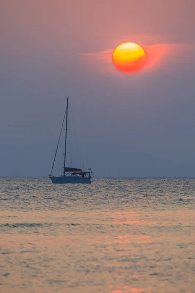 Foto Pôr Sol Sobre Mar Com Barco Luz Fundo Fotografado — Fotografia de Stock
