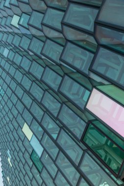 Reykjavik 'teki Harpa Konser Salonu' nun modern cam cephesinin yakın çekimi