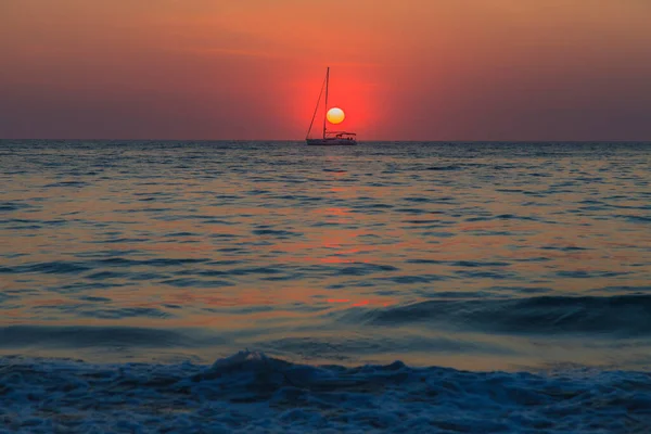 Photo Sunset Sea Boat Backlight Photographed Kamala Beach Phuket November — Stock Photo, Image