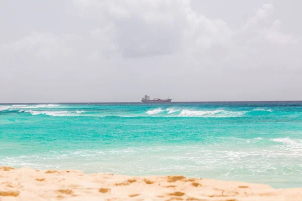 Nave Cisterna Passa Spiaggia Coral Mist Sulle Barbados — Foto Stock