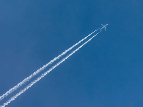 Flygplan Med Kondensationsspår Blå Himmel — Stockfoto