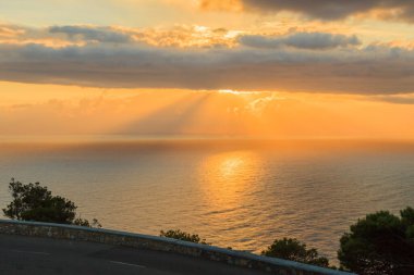 Eylül 2016 sabahı Mallorca 'daki Kaptan Formentor' da bulutlar ve etkileyici güneş ışınlarıyla güneşin doğuşunun fotoğrafı çekildi.
