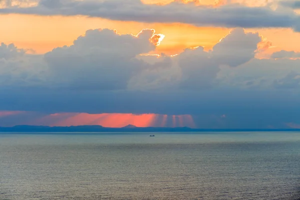 Shot Sunrise Cap Formentor Mallorca Σύννεφα Και Εντυπωσιακές Ακτίνες Του — Φωτογραφία Αρχείου