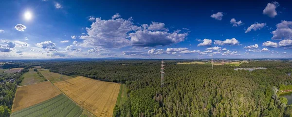Imagen panorámica aérea de una línea eléctrica de alto voltaje en la zona forestal —  Fotos de Stock