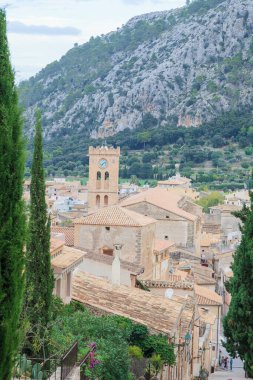 Eylül 2016 'da, Mallorca' daki Polenca Kilisesi 'nin, Carrer del Calvari' nin yüksek perspektifinden çekilmiş fotoğrafı