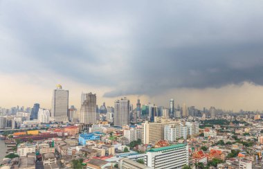 Ekim 2014 'te Tayland' da fırtınalı bir havada yüksek perspektiften Bangkok siluetinin fotoğrafı