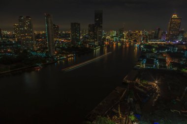 Bangkok ufuk çizgisi ve Chao Phraya nehri panoramik gece resimleri