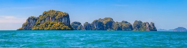 2013年11月にタイで撮影されたクラビの岩と島々の間を走行しながら ボートのパノラマ写真 — ストック写真