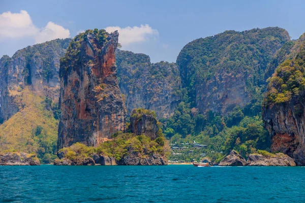 Fotografera Resa Mellan Öarna Krabi Med Imponerande Stenar Havet Dagen — Stockfoto