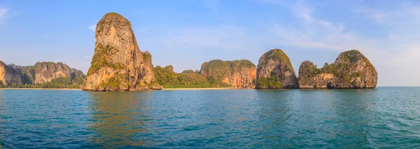 Fotografera Resa Mellan Öarna Krabi Med Imponerande Stenar Havet Dagen — Stockfoto