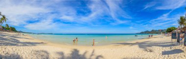 Kasım 2015 'te Phuket' teki Kamala Sahili 'nin panoramik görüntüsü Tayland' da mavi gökyüzü ve güneşli bir günde çekilmiştir.