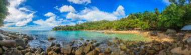 Tayland 'ın Phuket adasındaki Laem Sing Sahili' nin fotoğrafı Kasım 2013 'te mavi gökyüzünde ve gün ışığında çekildi.