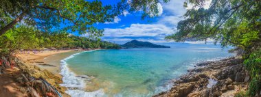 Tayland 'ın Phuket adasındaki Laem Sing Sahili' nin fotoğrafı Kasım 2013 'te mavi gökyüzünde ve gün ışığında çekildi.