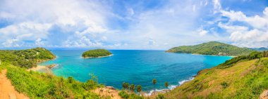 Kasım 2013 'te Tayland' da Phuket 'e bakan Ko Man adasındaki Phromtep Manzarası' ndan panoramik manzara