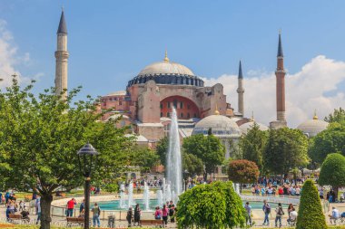 Ayasofya 'nın İstanbul' daki fotoğrafı, Sultanahmet Parkı 'ndaki çeşmeden Mayıs 2014' te bulutlu gökyüzü ve bulutlu bulutlarla çekilmiş.