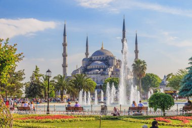 İstanbul Sultanahmet Camii 'nin ön planda park ve fıskiyeli fotoğrafı Mayıs 2014' te çekilmiştir.