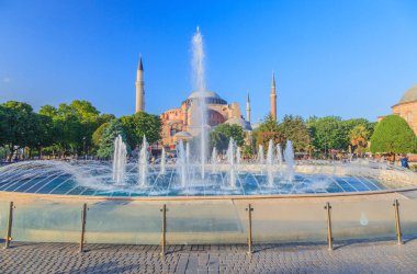 Ayasofya 'nın İstanbul' daki fotoğrafı, Sultanahmet Parkı 'ndaki çeşmede Mayıs 2014' te mavi gökyüzü ve açık bulut örtüsüyle çekildi.