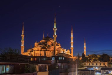 İstanbul 'daki Sultan Ahmet Camii' nin Mayıs 2016 'daki mavi saatte çekilmiş gece çekimi