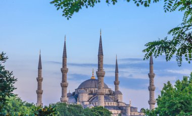 İstanbul Sultanahmet Camii 'nin akşam saatlerinde Sultanahmet Meydanı' ndan çekilen fotoğrafta Mayıs 2014 'te kırmızı ışık yakıldı.