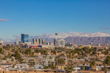 2017 kışında kar kaplı dağlarla Vegas 'ın silüeti