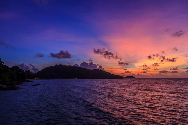 Фото Заката Острове Пхукет Таиланде Необычной Игрой Цветов Сфотографированное Ноябре — стоковое фото
