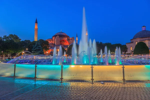 Foto Iluminada Hagia Sophia Istambul Com Fontes Primeiro Plano Fotografadas — Fotografia de Stock