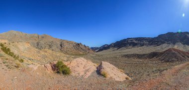 Arizona Çölü 'nün panoramik görüntüsü, Ocak 2013' te ABD 'de ön planda çekilen yol ile mavi gökyüzündeki yüksek konumdan çekildi.