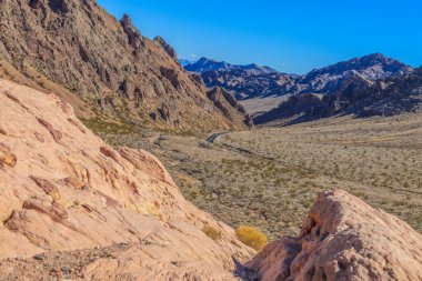 Arizona Çölü 'nün panoramik görüntüsü, Ocak 2013' te ABD 'de ön planda çekilen yol ile mavi gökyüzündeki yüksek konumdan çekildi.