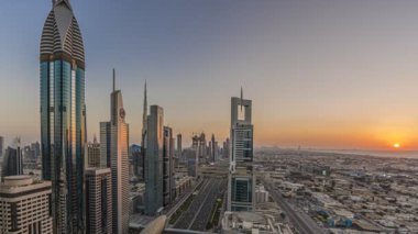 Kasım 2019 'da gün batımında Dubai' de Şeyh Zayed Yolu 'nun zaman aşımı