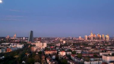 Almanya 'da Frankfurt silueti üzerinde gün doğumunun hava hızlandırılmış filmi