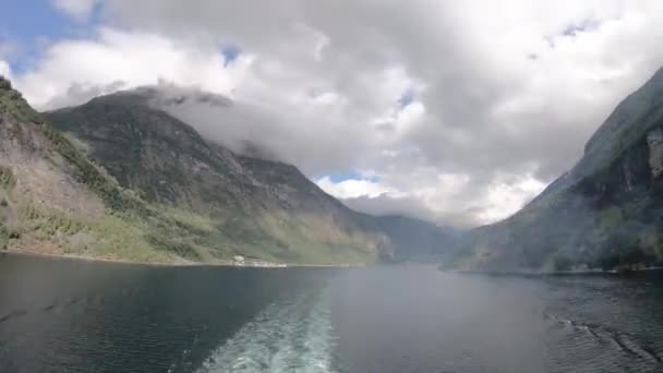 Filme Lapso Tempo Tirado Durante Passagem Pelo Fiorde Geiranger Noruega — Vídeo de Stock