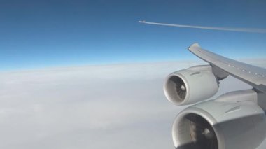 Yüksek irtifada uçan iki uçağın filmi