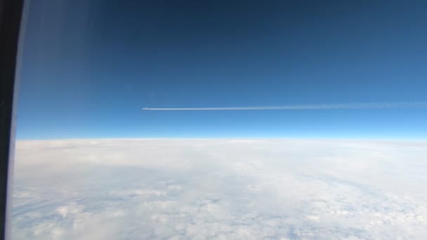 Filme de 2 aviões voando paralelamente em alta altitude em — Vídeo de Stock