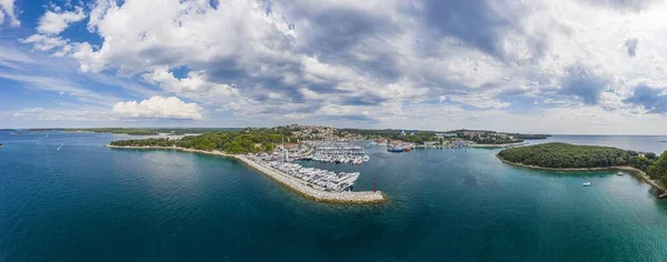 Drone panorâmico aéreo foto do porto de Vrsar, na Croácia, com água azul-turquesa durante o dia — Fotografia de Stock