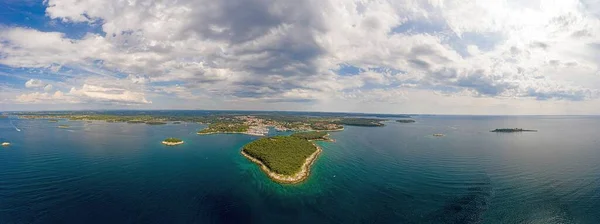 Hırvatistan 'daki Vrsar limanının gündüz vakti turkuaz suyla çekilmiş panoramik hava aracı resmi — Stok fotoğraf