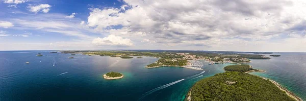 Szeroki kąt panoramiczny obraz drona nad brzegiem i wyspy wzdłuż wybrzeża Adriatyku Vrsar — Zdjęcie stockowe