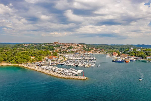 Drone panorâmico aéreo foto do porto de Vrsar, na Croácia, com água azul-turquesa durante o dia — Fotografia de Stock