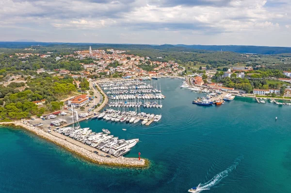Letecký panoramatický snímek přístavu Vrsar v Chorvatsku s tyrkysovou vodou během dne — Stock fotografie