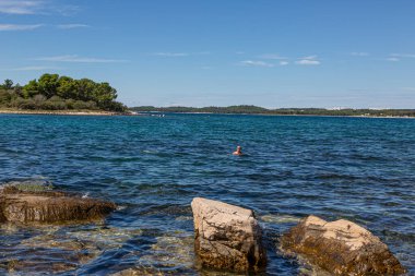 Gündüz vakti tipik Istria kıyı manzarasına bak