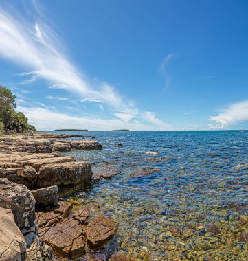 Gündüz vakti tipik Istria kıyı manzarasına bak