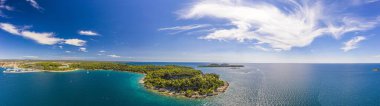 Rovinj yakınlarında çekilen tipik Hırvat kıyı manzarasının panoramik drone resmi