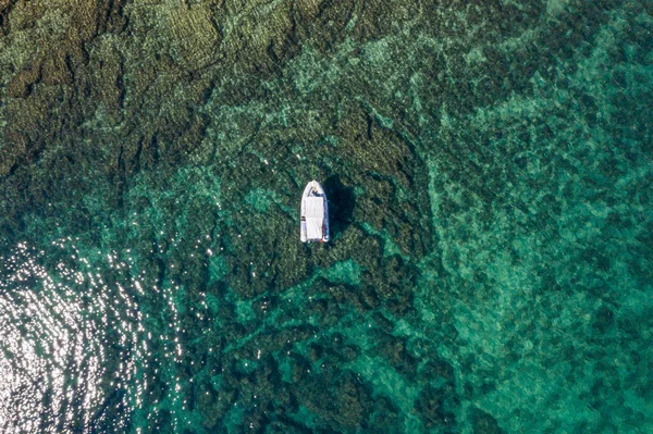 Rovinj kıyısına yakın turkuaz sularda demirleyen küçük bir teknenin üst manzarası. — Stok fotoğraf