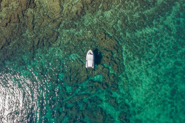 Rovinj kıyısına yakın turkuaz sularda demirleyen küçük bir teknenin üst manzarası. — Stok fotoğraf