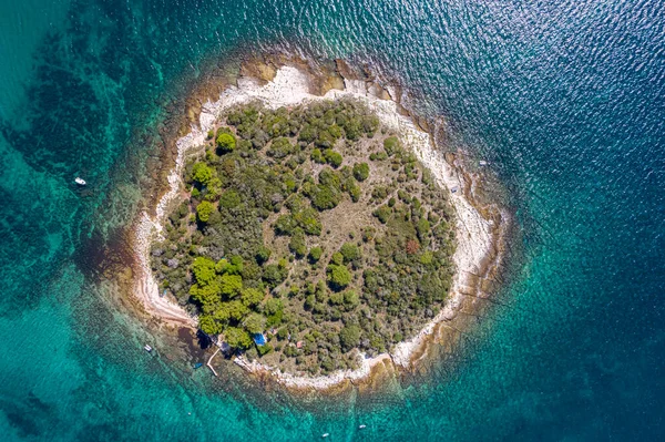 Akdeniz kıyısındaki küçük bir adanın dikey üst görüntüsü — Stok fotoğraf