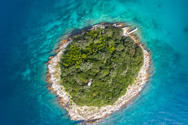 Akdeniz kıyısındaki küçük bir adanın dikey üst görüntüsü — Stok fotoğraf