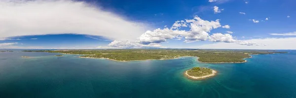 Rovinj yakınlarında çekilen tipik Hırvat kıyı manzarasının panoramik drone resmi — Stok fotoğraf