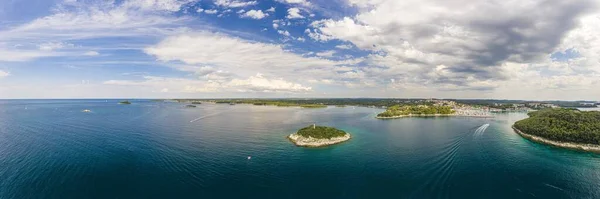 Панорамне зображення типового хорватського берегового ландшафту, зробленого біля Ровіня. — стокове фото