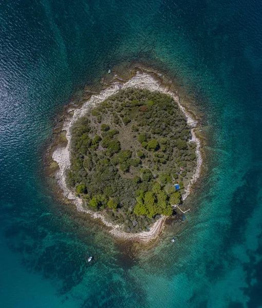 Vista superior vertical em uma pequena ilha no mar Mediterrâneo perto da costa — Fotografia de Stock