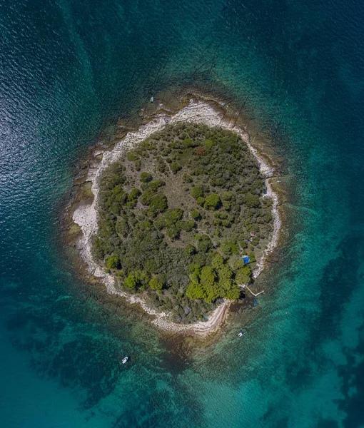 Akdeniz kıyısındaki küçük bir adanın dikey üst görüntüsü — Stok fotoğraf