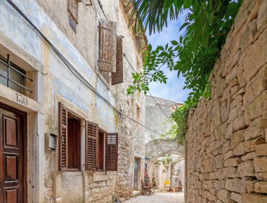 Ortaçağ kasabasında tipik bir sokak sahnesi. Yazın gündüz vakti İstriya yarımadasındaki Bale.